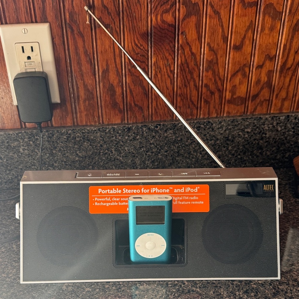 Apple IPod 4GB Teal With Altec Portable Speaker Dock  *read description*